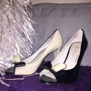 Anne Klein black and white size six heels